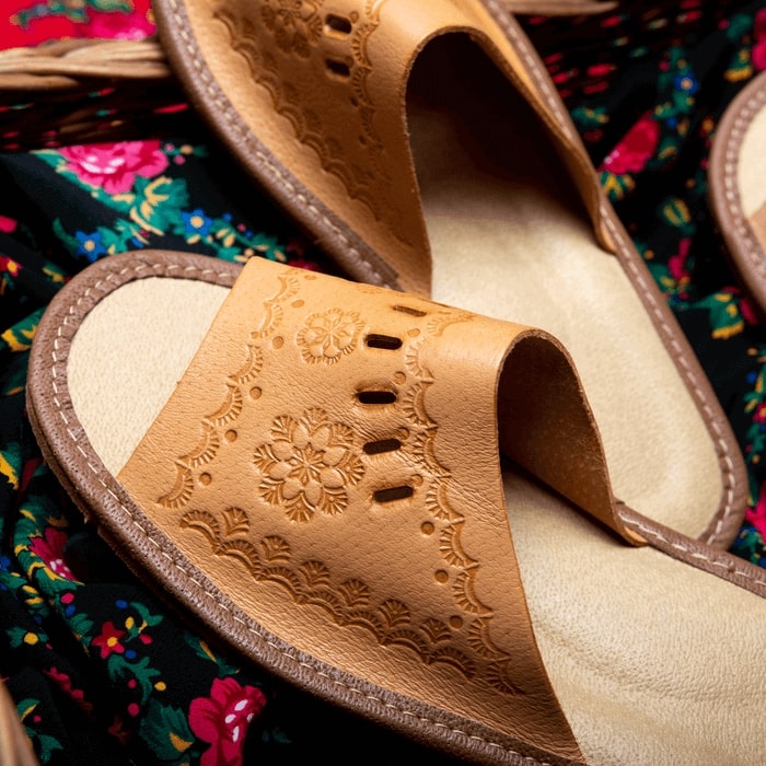 Pantofle regionalne skórzane damskie